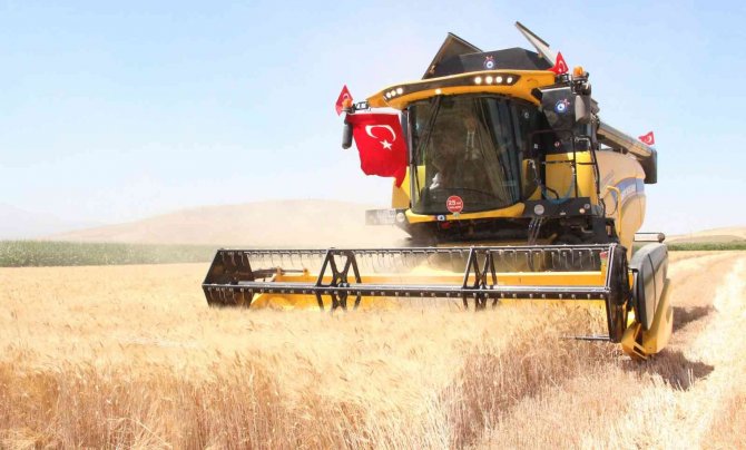 Karaman ovasında son buğday hasadı Vali Tuncay Akkoyun tarafından yapıldı