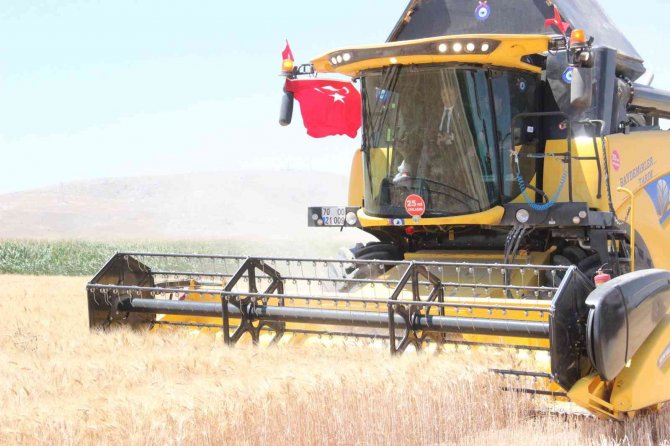 Karaman ovasında son buğday hasadı Vali Tuncay Akkoyun tarafından yapıldı