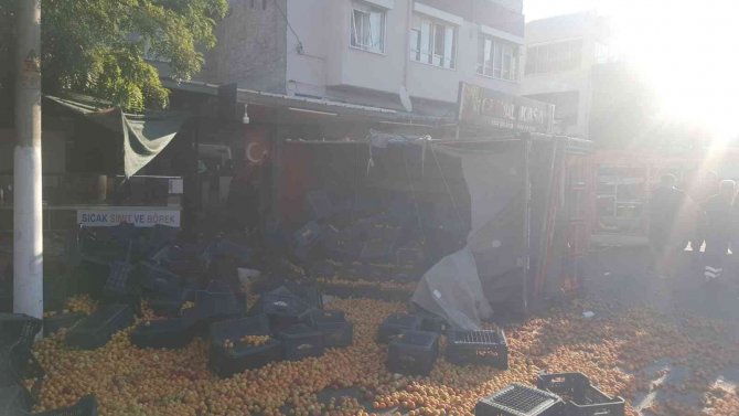 Kayısı yüklü kamyon devrildi: 3 yaralı
