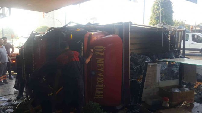 Kayısı yüklü kamyon devrildi: 3 yaralı
