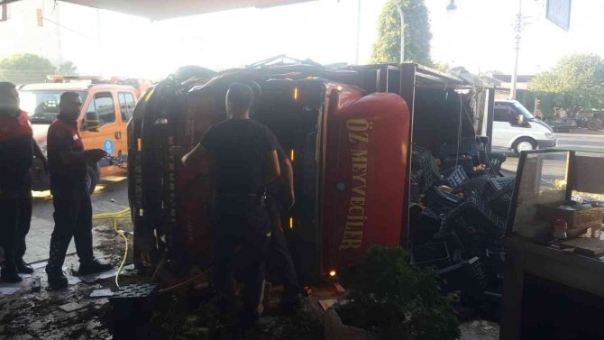 Kayısı yüklü kamyon devrildi: 3 yaralı