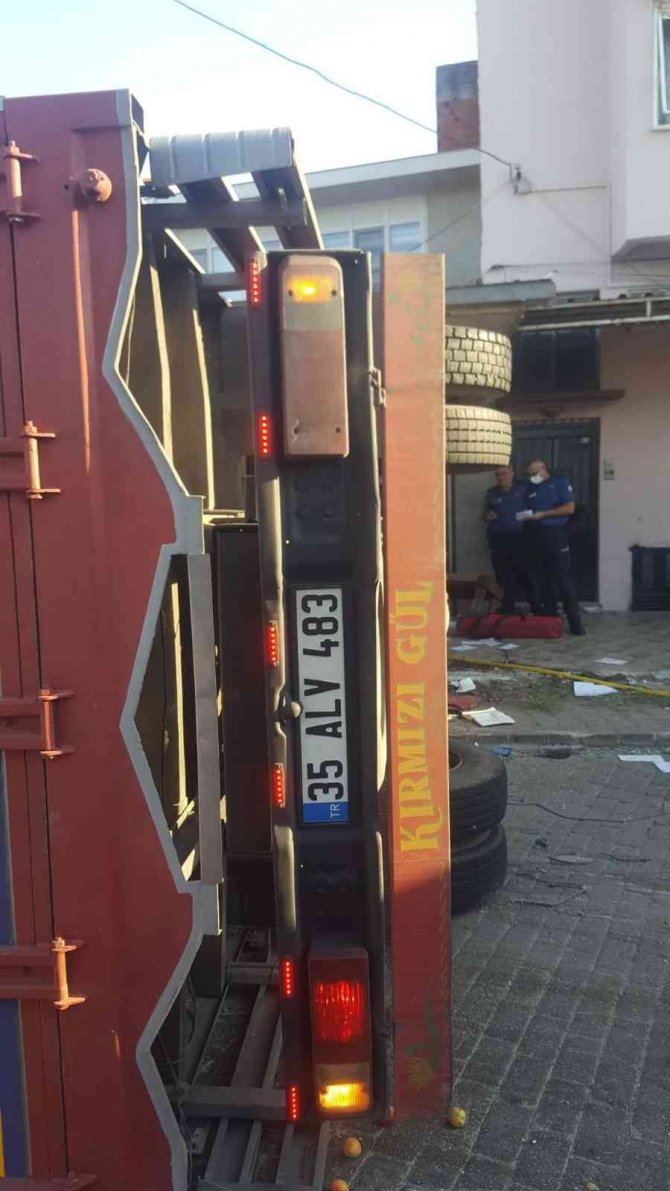 Kayısı yüklü kamyon devrildi: 3 yaralı