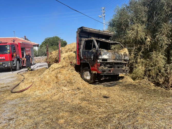 Konya'da balya yüklü kamyonet yandı