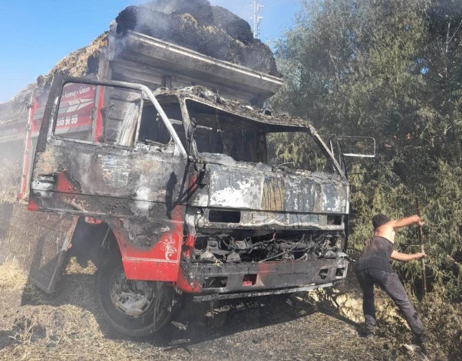 Konya'da balya yüklü kamyonet yandı