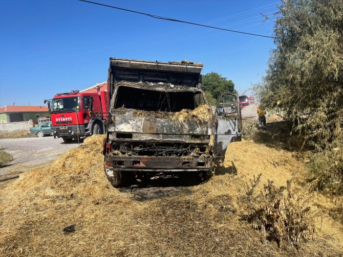 Konya'da balya yüklü kamyonet yandı