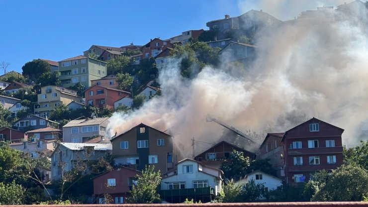 Korkutan çatı yangını