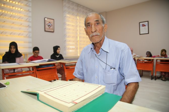 Kur'an kursunun 77 yaşındaki "öğrenci dedesi"