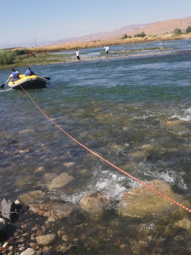 Murat Nehri’nde mahsur kalan 2 kişiyi AFAD kurtardı
