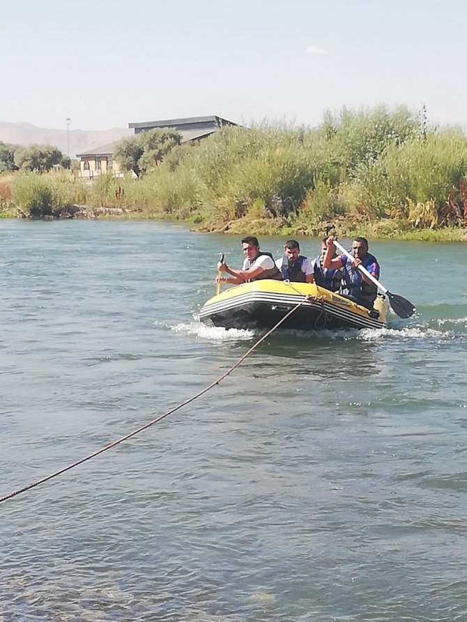 Murat Nehri’nde mahsur kalan 2 kişiyi AFAD kurtardı