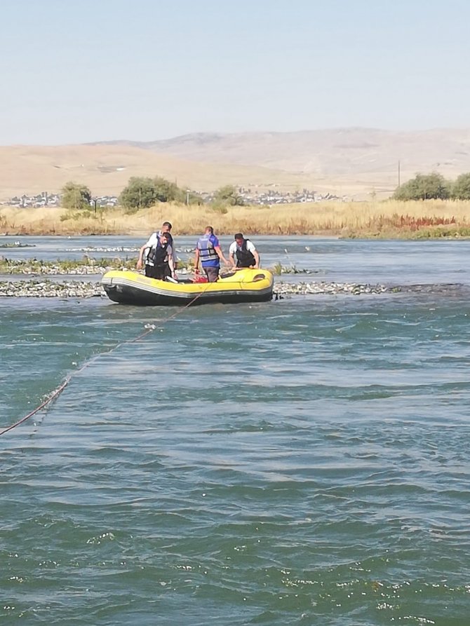 Murat Nehri’nde mahsur kalan 2 kişiyi AFAD kurtardı
