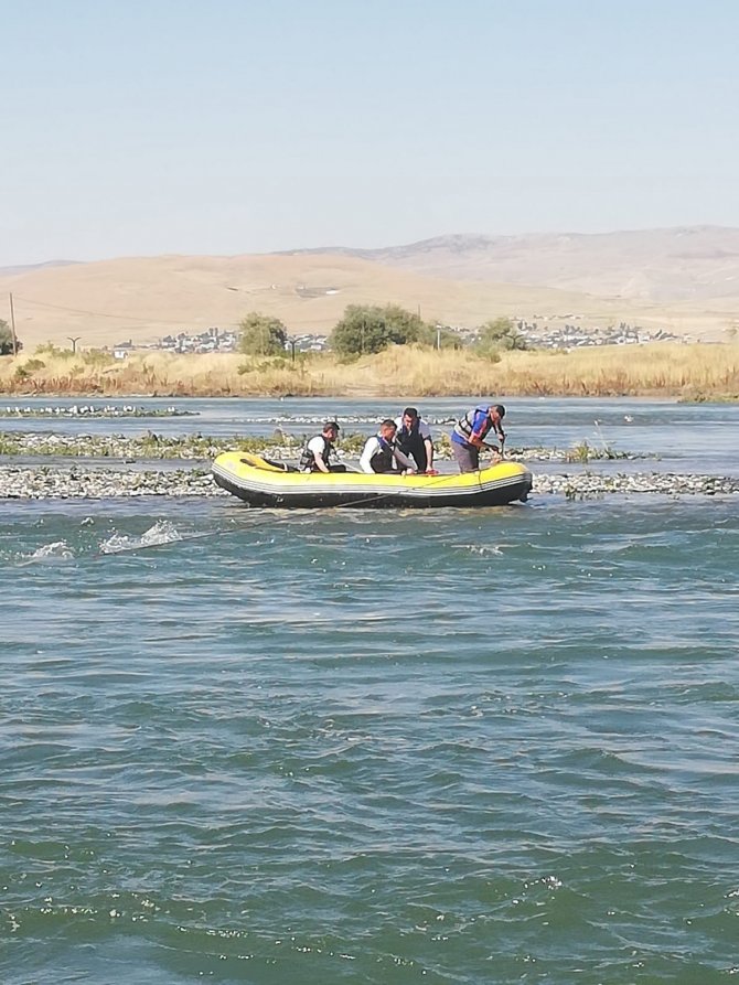 Murat Nehri’nde mahsur kalan 2 kişiyi AFAD kurtardı