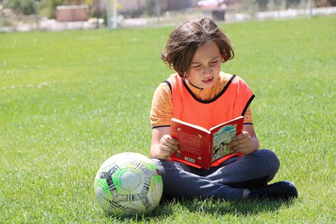 Önce kitap okuyorlar, sonra futbol oynuyorlar