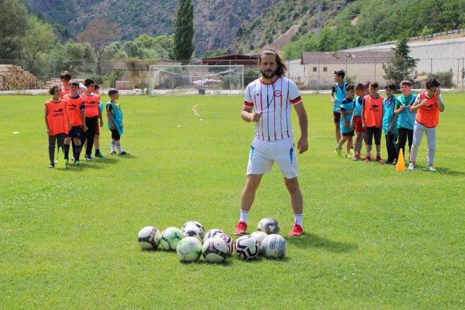 Önce kitap okuyorlar, sonra futbol oynuyorlar