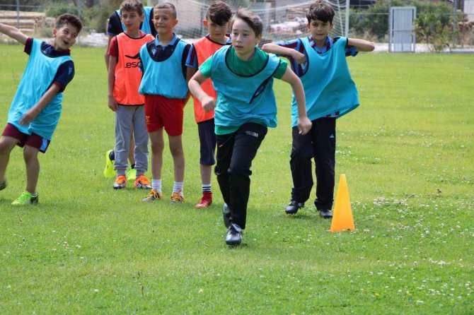 Önce kitap okuyorlar, sonra futbol oynuyorlar