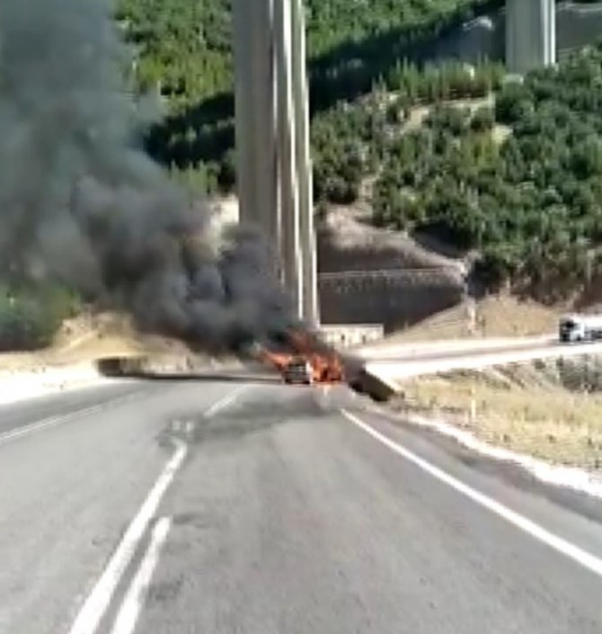 Otomobil alev alev yandı