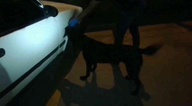 Otomobilin motor bölmesinden uyuşturucu çıktı