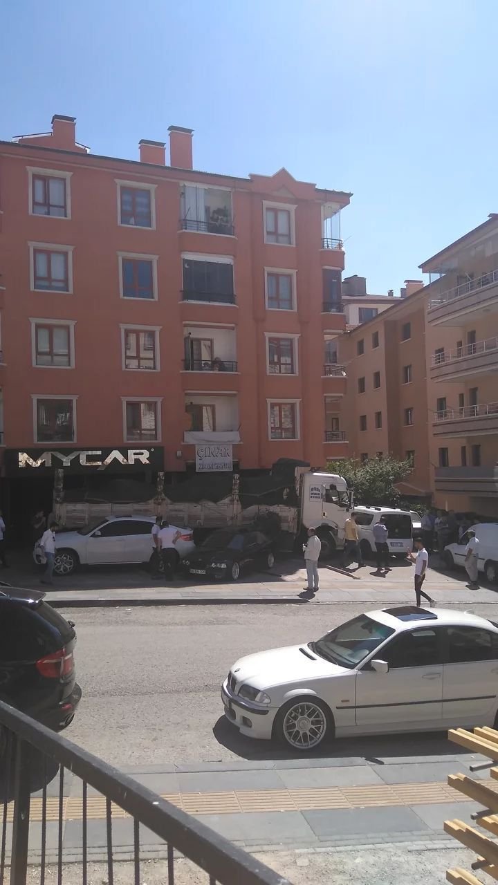 Park halindeki kamyonetin freni boşaldı; 6 otomobile çarparak durdu