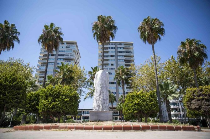 Parktaki heykel tahrip edildi