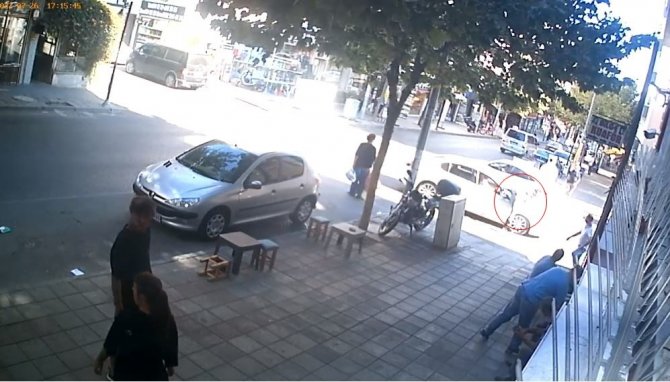 Patenci gencin otomobille çarpıştığı anlar kamerada