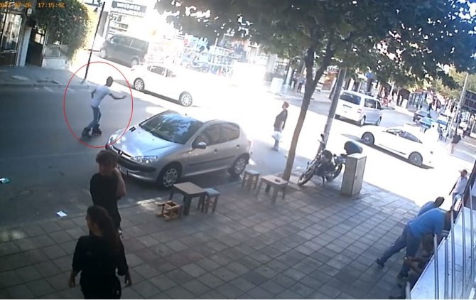 Patenci gencin otomobille çarpıştığı anlar kamerada