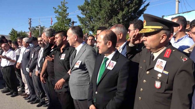 Şehit ağabeyini asker selamı ile uğurladı