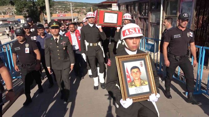 Şehit ağabeyini asker selamı ile uğurladı