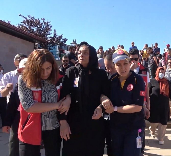 Şehit ağabeyini asker selamı ile uğurladı