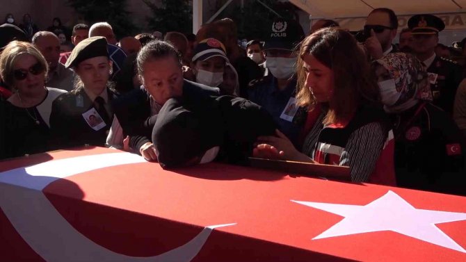 Şehit ağabeyini asker selamı ile uğurladı