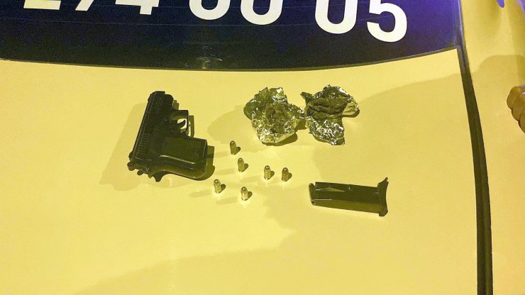 Şoförünün 'dur' ihtarına uymadığı taksiden silah ve uyuşturucu çıktı