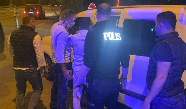 Şoförünün 'dur' ihtarına uymadığı taksiden silah ve uyuşturucu çıktı