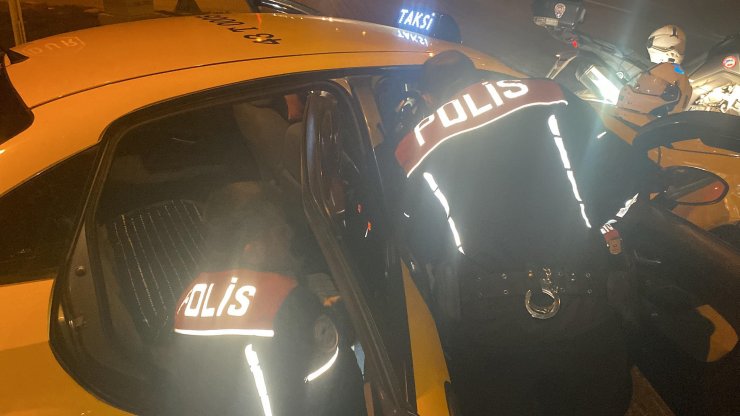 Şoförünün 'dur' ihtarına uymadığı taksiden silah ve uyuşturucu çıktı