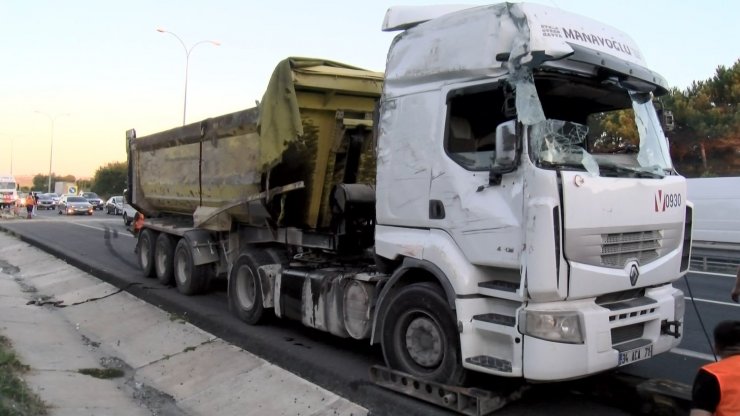 TEM Otoyolunda hafriyat kamyonu devrildi