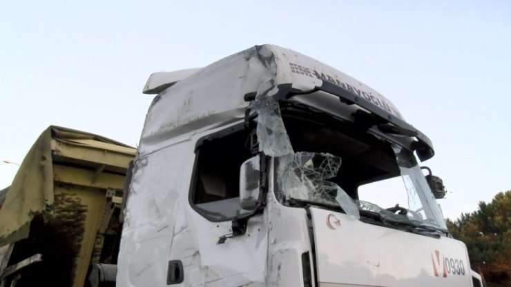 TEM Otoyolunda hafriyat kamyonu devrildi