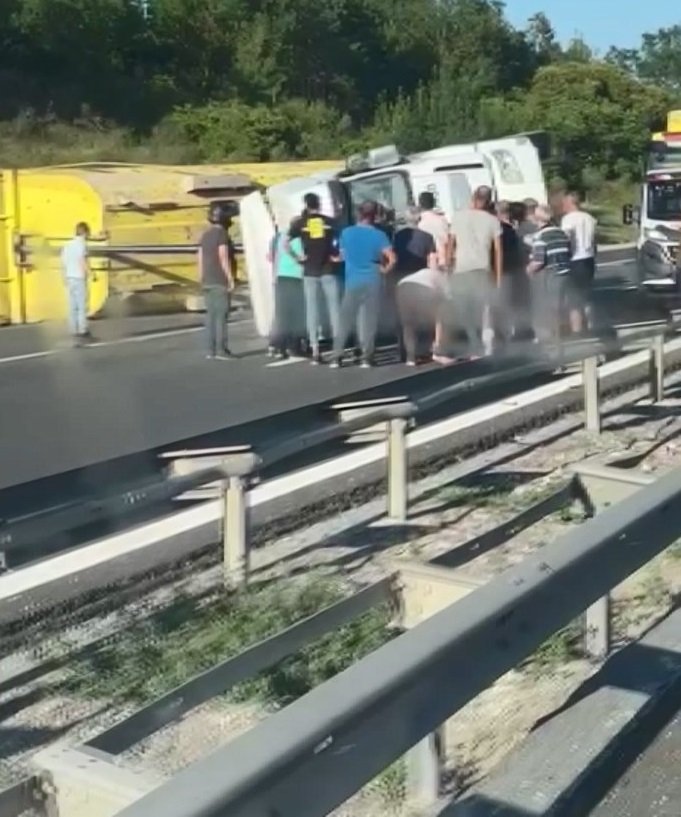 TEM Otoyolunda hafriyat kamyonu devrildi