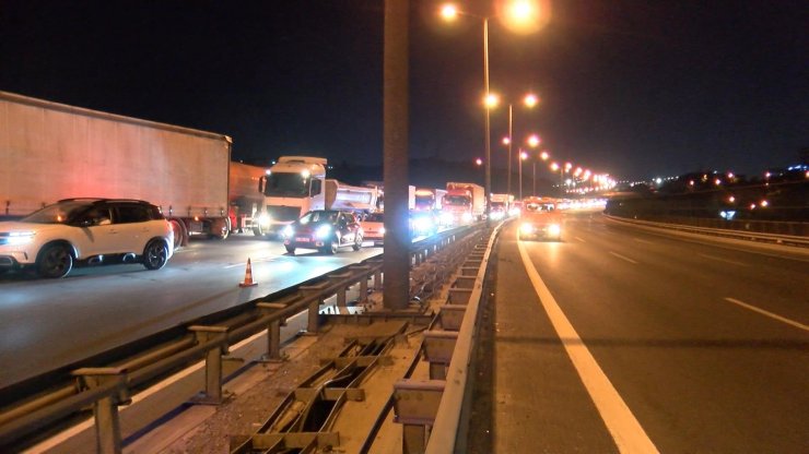 TEM Otoyolu’nda oksijen tüpü yüklü kamyon yandı