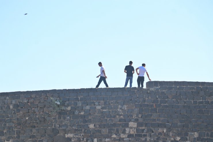 Yasağa rağmen 12 metrelik tarihi surlarda 'özçekim'