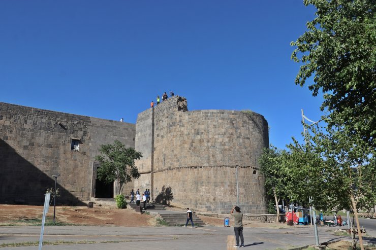 Yasağa rağmen 12 metrelik tarihi surlarda 'özçekim'