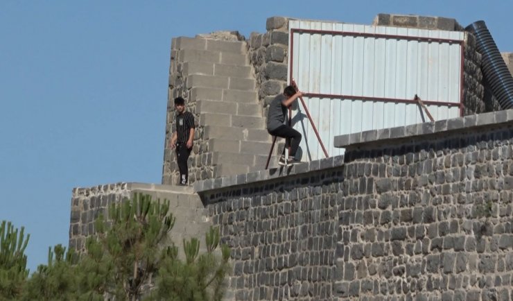 Yasağa rağmen 12 metrelik tarihi surlarda 'özçekim'