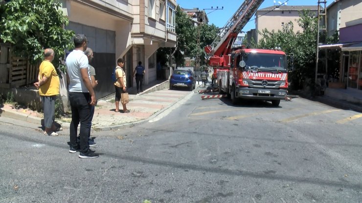 3 katlı binanın çatısı alev alev yandı