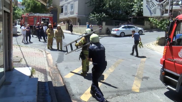 3 katlı binanın çatısı alev alev yandı