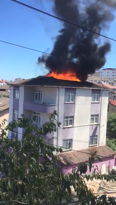 3 katlı binanın çatısı alev alev yandı