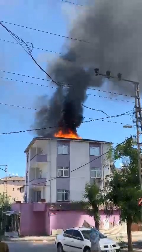 3 katlı binanın çatısı alev alev yandı
