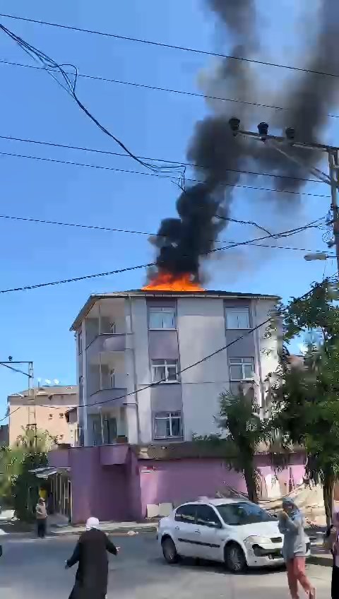 3 katlı binanın çatısı alev alev yandı