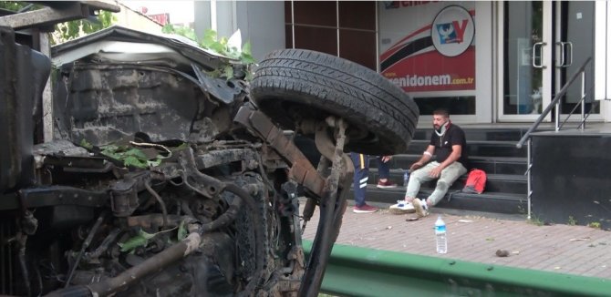 Ağaçları yerinden söken kamyonet yan yattı: 2 yaralı