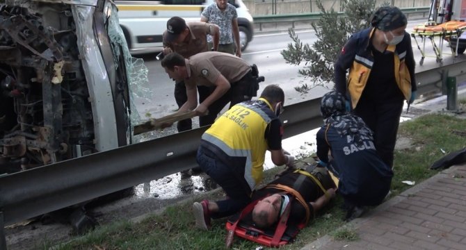 Ağaçları yerinden söken kamyonet yan yattı: 2 yaralı