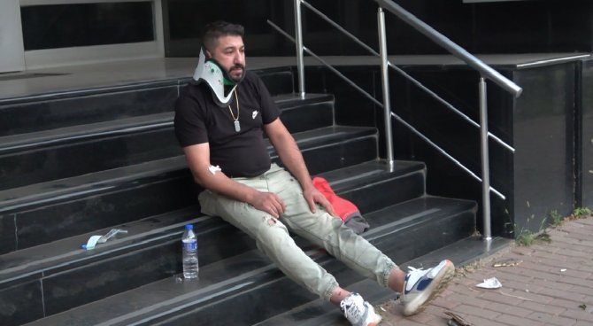 Ağaçları yerinden söken kamyonet yan yattı: 2 yaralı