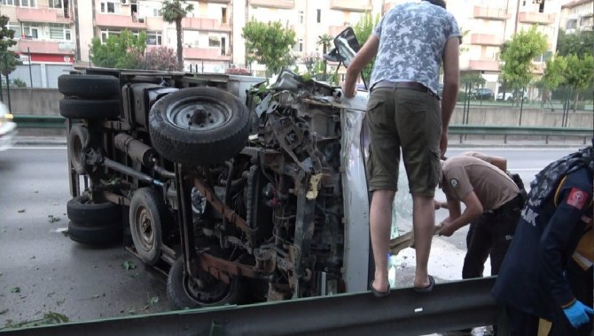 Ağaçları yerinden söken kamyonet yan yattı: 2 yaralı
