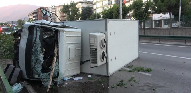 Ağaçları yerinden söken kamyonet yan yattı: 2 yaralı