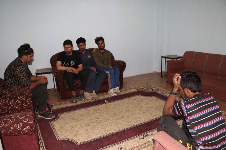 Apartmanda 1'i çocuk 16 kaçak göçmen yakalandı