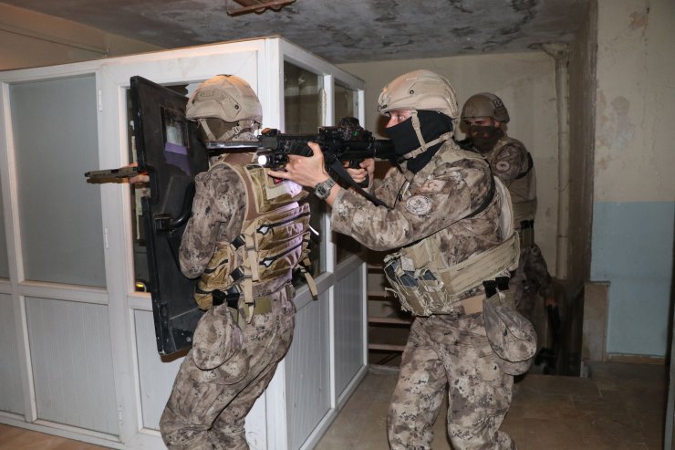 Apartmanda 1'i çocuk 16 kaçak göçmen yakalandı